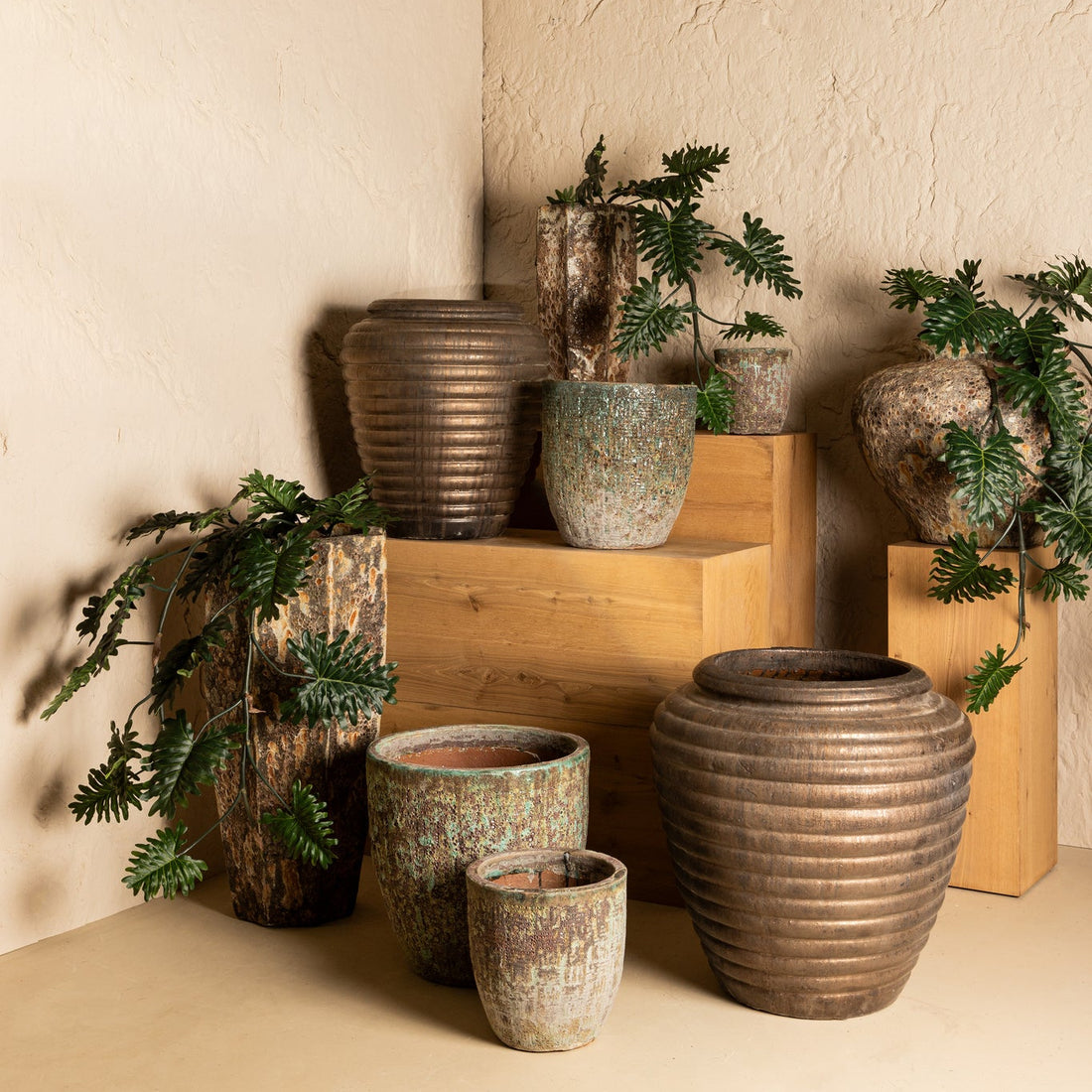 Jerzy Bronze Ceramic Pot Ribbed Round Shaped Small PTMD - Pot - PTMD - livinglovely.nl