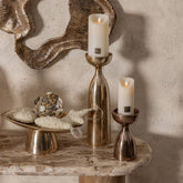 Jette Kandelaar Gegoten Aluminium Goud Glad Large van PTMD, sfeerbeeld met de kandelaar in goudkleurig aluminium