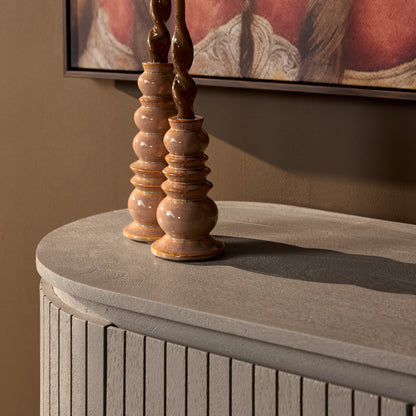 Kabinet Solana van Starfurn, verticaal lattenpatroon op de deuren in warme taupe tint