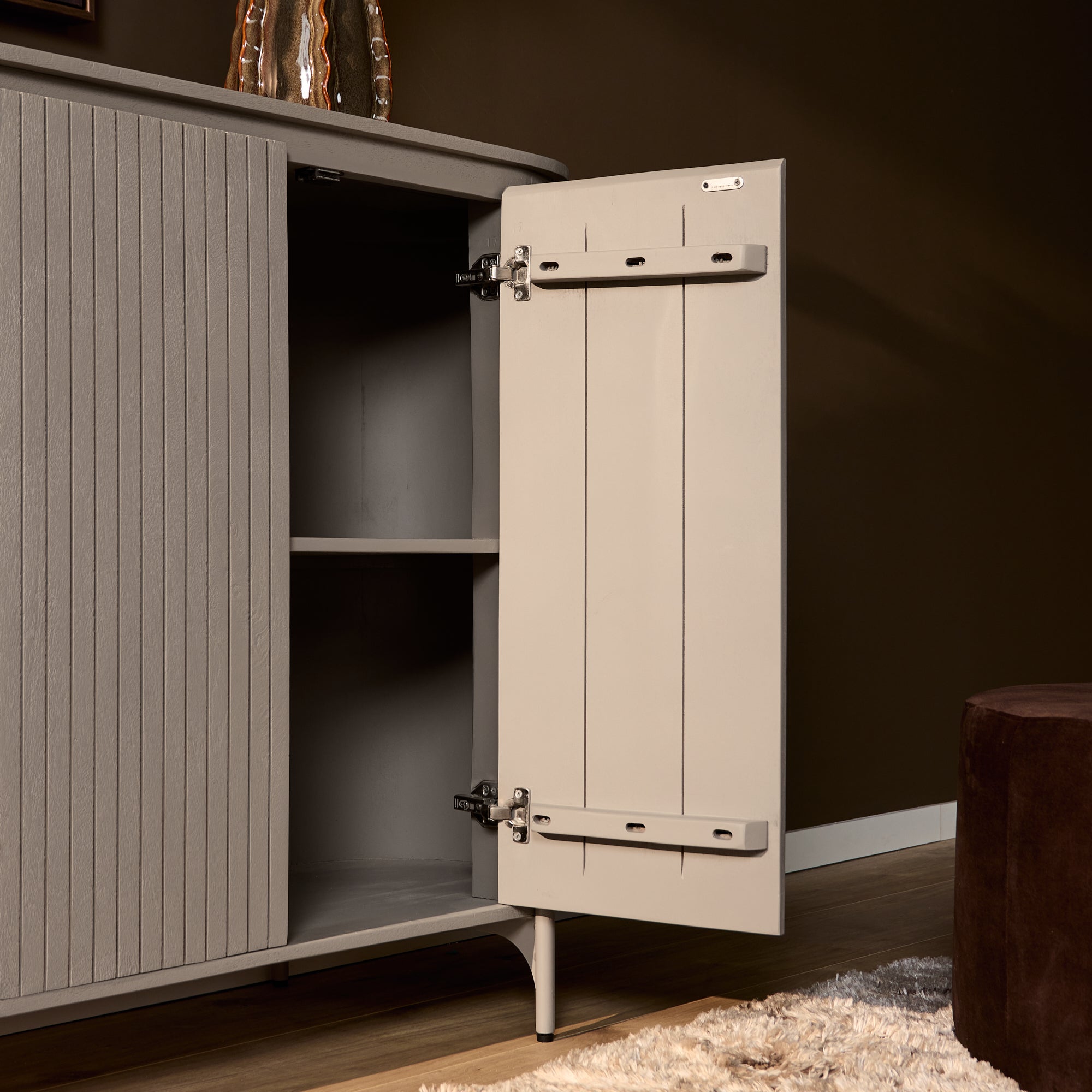 Kabinet Solana van Starfurn van opzij gezien, 45 cm diep en 100 cm hoog