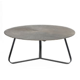 Kae Salontafel Goud Aluminium Rond Large van PTMD, groot metallic gouden blad met zwarte ijzeren poten op wit