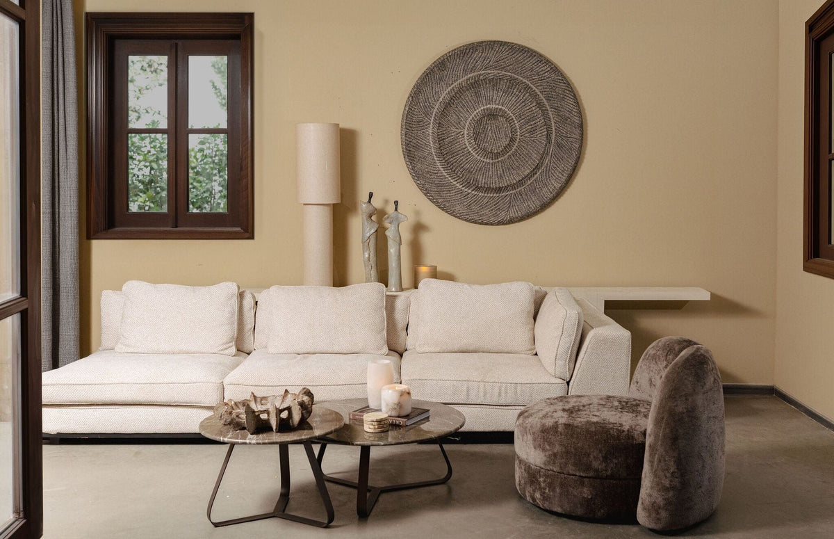 Kae Salontafel Marmer Rond Large van PTMD, ronde salontafel met ijzeren poten gestyled in een woonsfeer