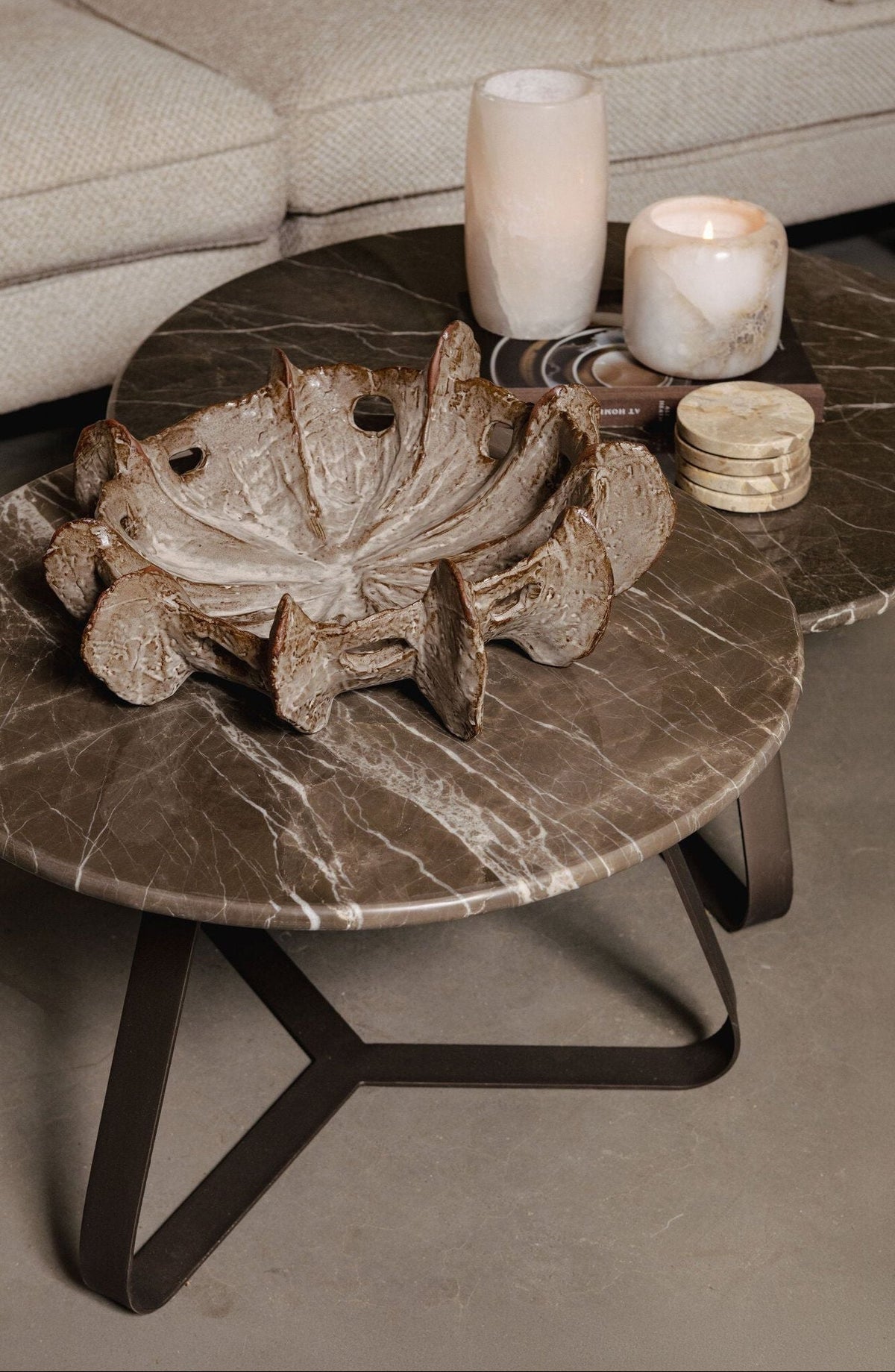 Kae Salontafel Marmer Rond Small van PTMD, ronde salontafel met ijzeren poten in een sfeervol interieur