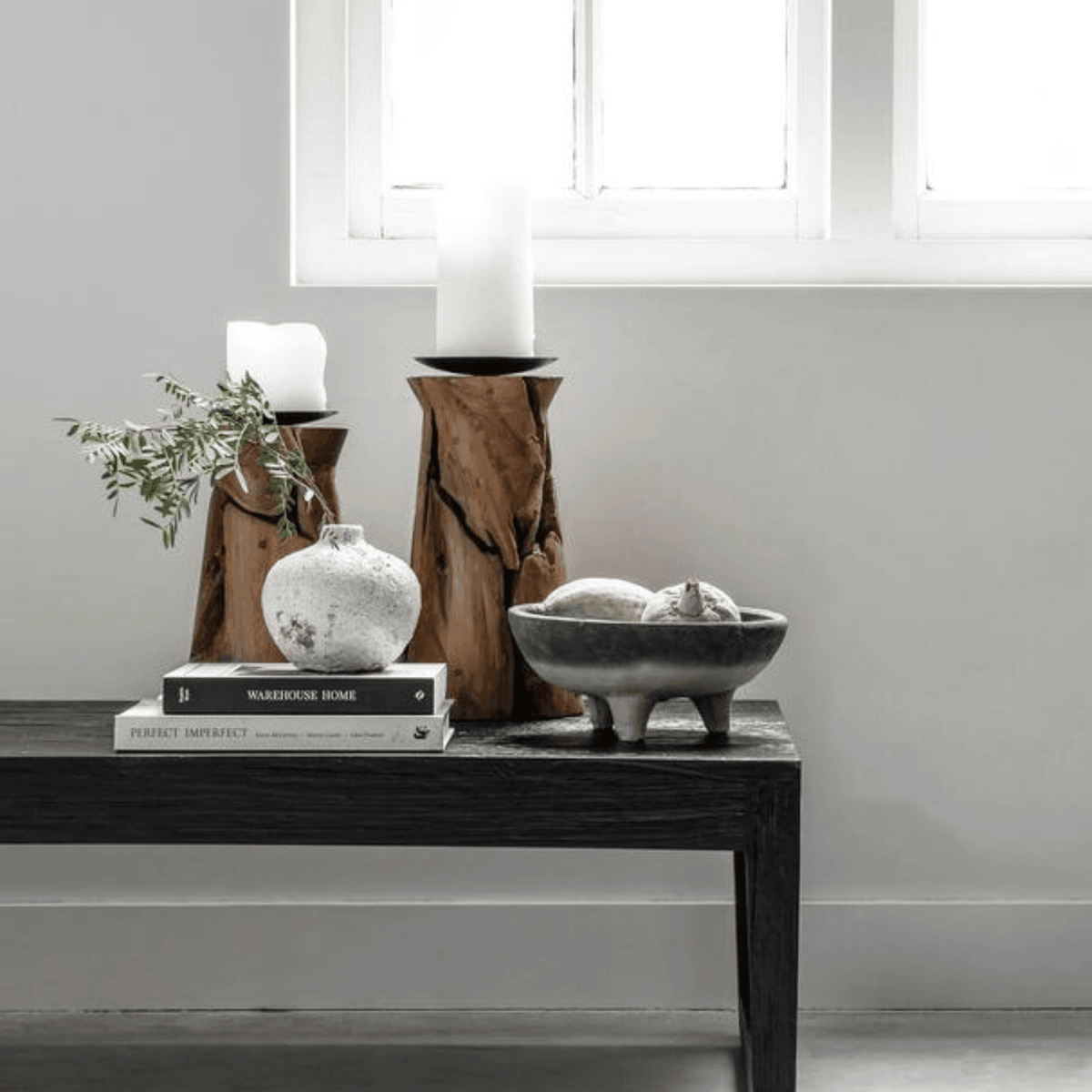 Kandelaar Flame Small van MUST Living, houten kaarsenhouder van 30cm hoog op neutrale achtergrond