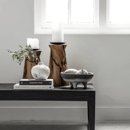 Kandelaar Flame Small van MUST Living, houten kaarsenhouder van 30cm hoog op neutrale achtergrond