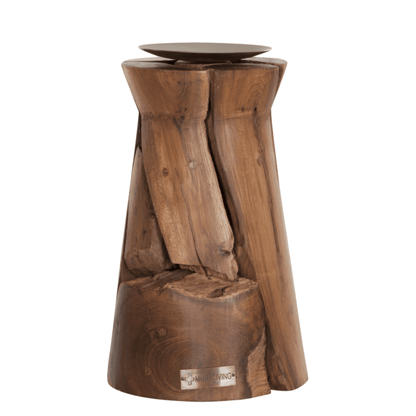 Kandelaar Flame Small van MUST Living, houten kandelaar naast een groter exemplaar uit dezelfde serie