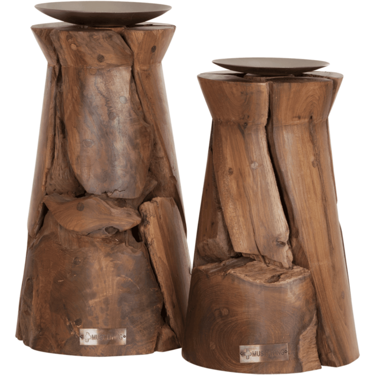 Kandelaar Flame Small van MUST Living, houten kandelaar gestyled op tafel in een warm interieur