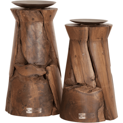 Kandelaar Flame Small van MUST Living, houten kandelaar gestyled op tafel in een warm interieur