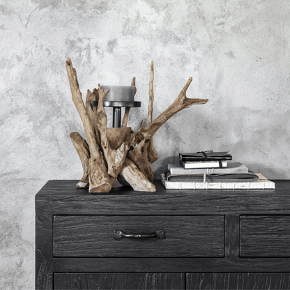 Kandelaar Roots van MUST Living, houten kandelaar van 45cm hoog op neutrale achtergrond