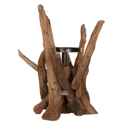 Kandelaar Roots van MUST Living, sculpturale houten kandelaar gestyled in een landelijk interieur