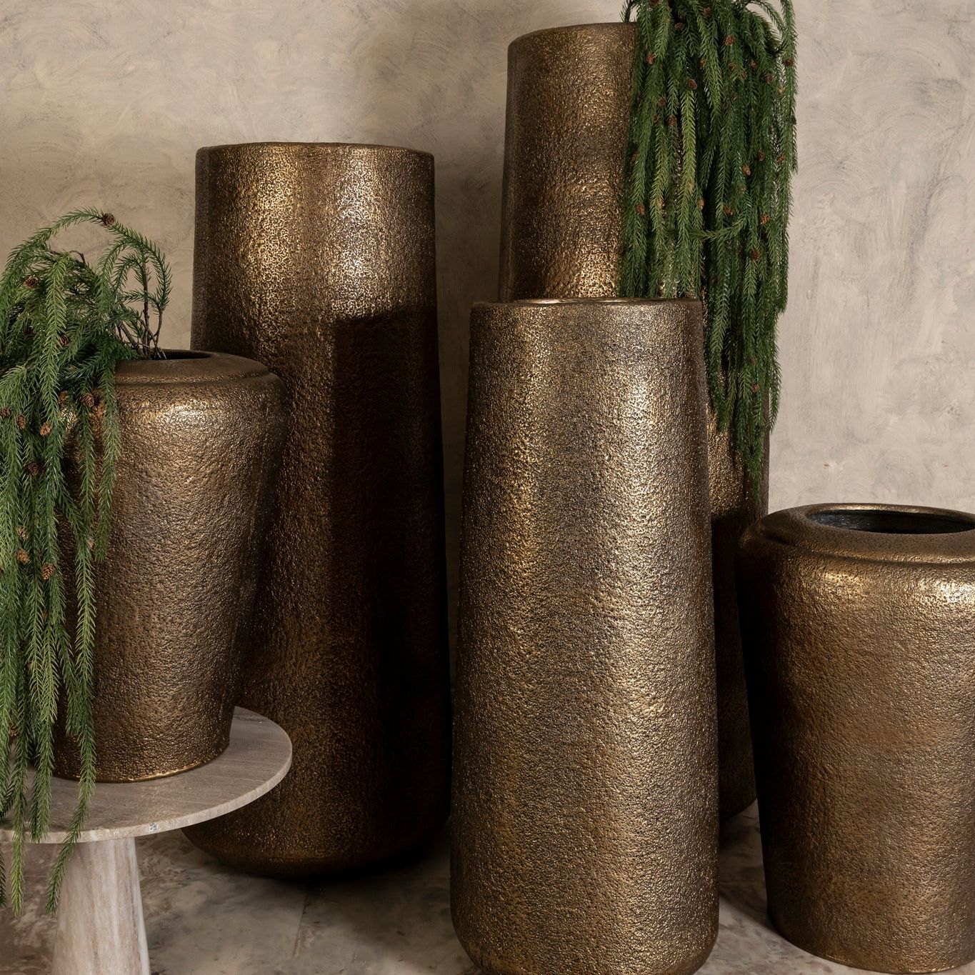 Kardine Antique Gold Alu Pot Dented Pattern High M van PTMD, sfeerfoto met de pot als blikvanger in de woonkamer