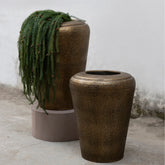 Kardine Antique Gold Alu Pot Dented Round Ø48cm x H65cm van PTMD, detail van de gedeukte antiek gouden afwerking