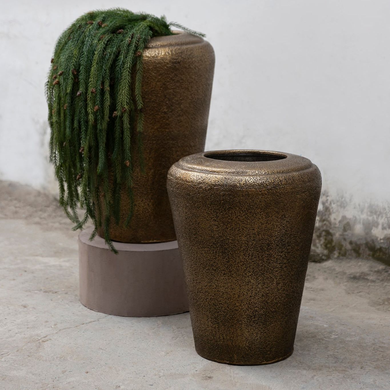 Kardine Antique Gold Alu Pot Dented Round Ø54cm x H76cm van PTMD in een sfeervolle interieursetting