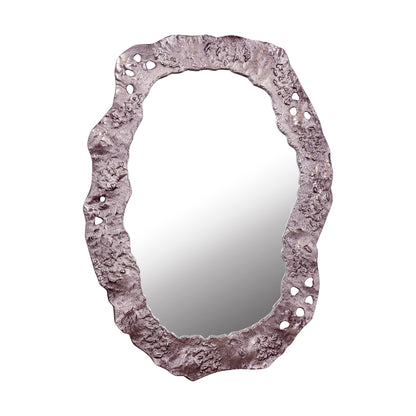 Kariss Bronze Casted Alu Mirror Rough Oval Shape van PTMD, ovale spiegel met ruwe bronskleurige lijst op witte achtergrond