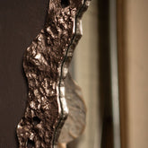 Kariss Bronze Casted Alu Mirror Rough Oval Shape van PTMD, ovale spiegel in een sfeervolle interieursetting