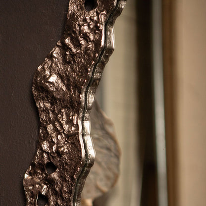 Kariss Bronze Casted Alu Mirror Rough Oval Shape van PTMD, ovale spiegel in een sfeervolle interieursetting