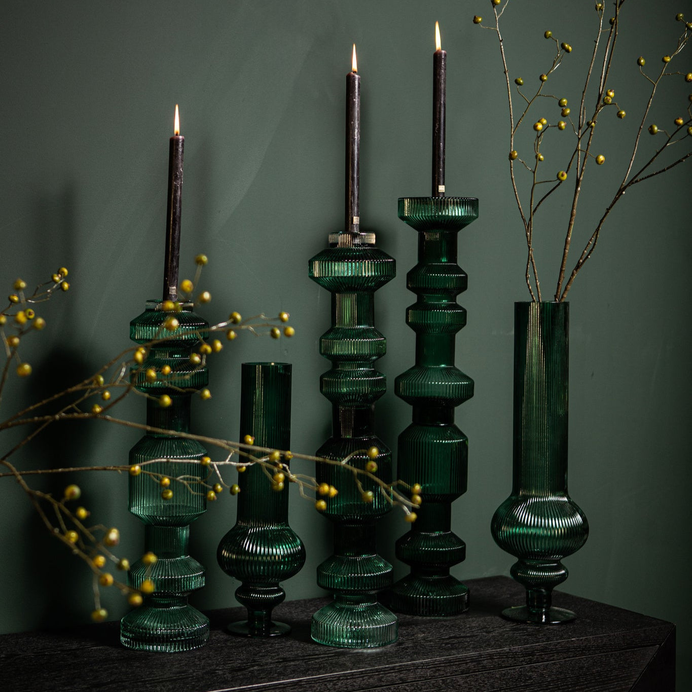 Keala Dark Green Round Ribbed Glass Vase On Base L Dia 15,5xh50cm PTMD - Vaas - PTMD - livinglovely.nl