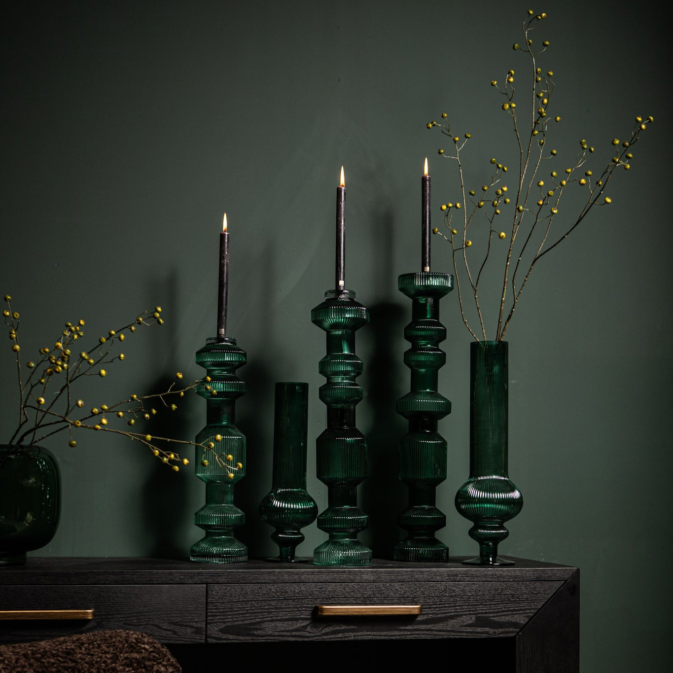 Keala Dark Green Round Ribbed Glass Vase On Base S Dia13,5xH40cm PTMD - Vaas - PTMD - livinglovely.nl