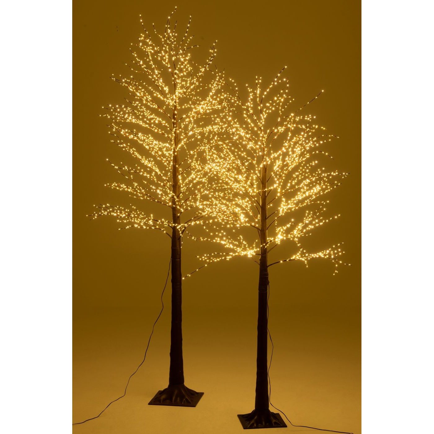 Kerstboom 2000 Led Plastiek Bruin Medium H180cm van J-Line, geplaatst in een sfeervol interieur