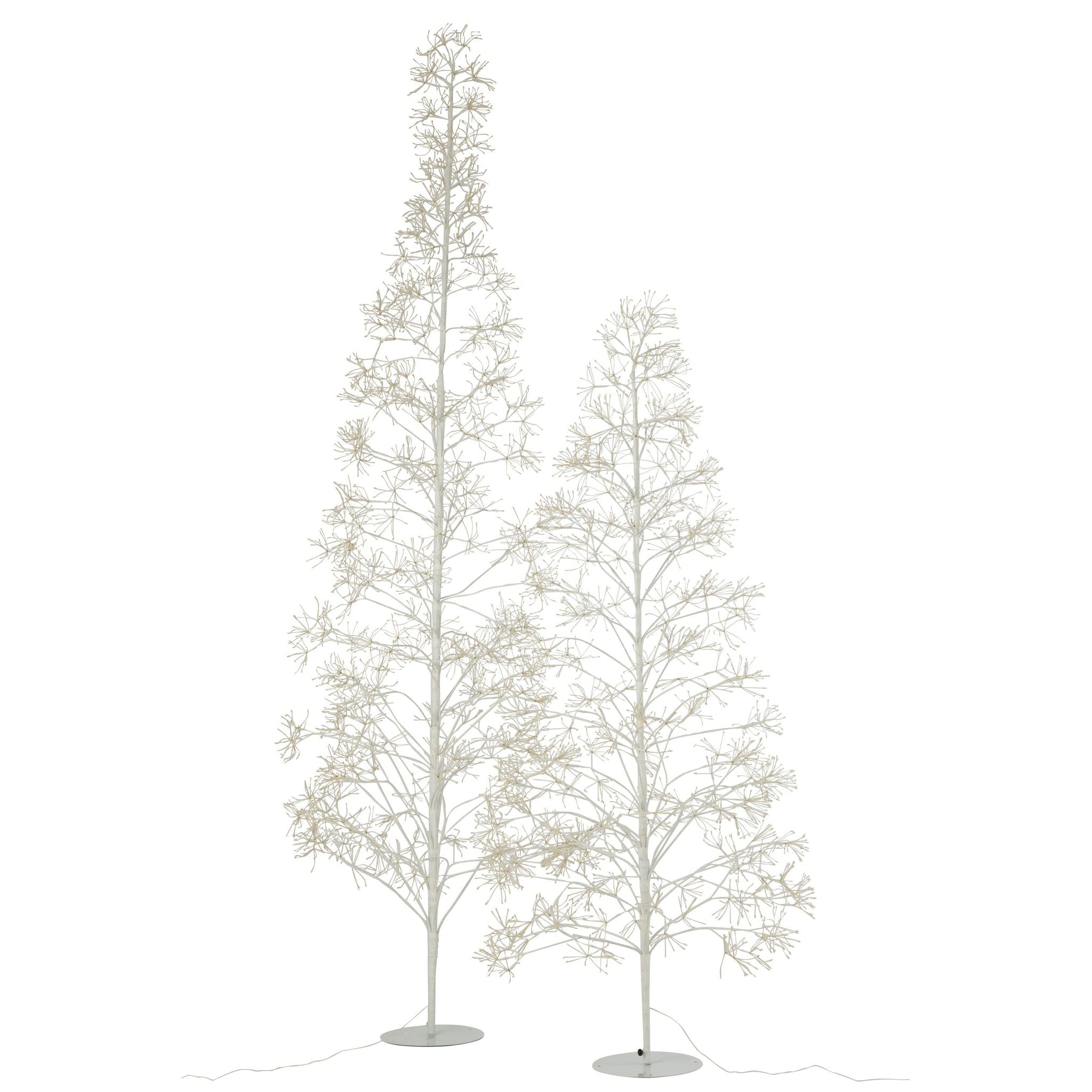 Kerstboom 3000 Led Metaal Wit Large H240cm van J-Line, witte kerstboom van metaal, geplaatst in een sfeervol interieur