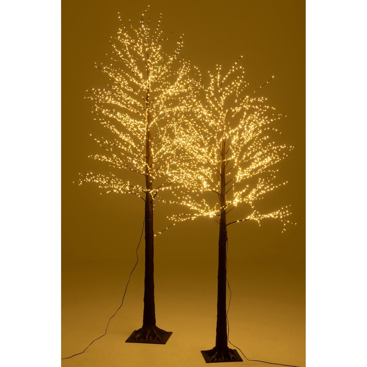 Kerstboom 3000 Led Plastiek Bruin Large H210cm van J-Line, bruine kerstboom van plastiek, geplaatst in een sfeervol interieur