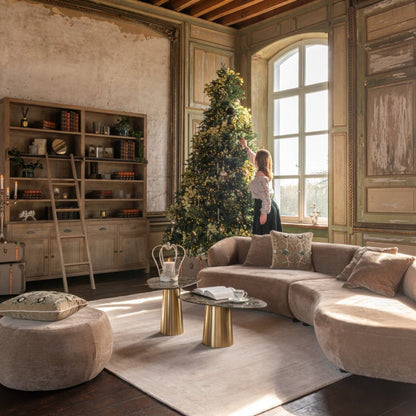 Kerstboom 4000 Led Kunstmatig Donkergroen Extra Large H325cm van J-Line, geplaatst in een sfeervol interieur