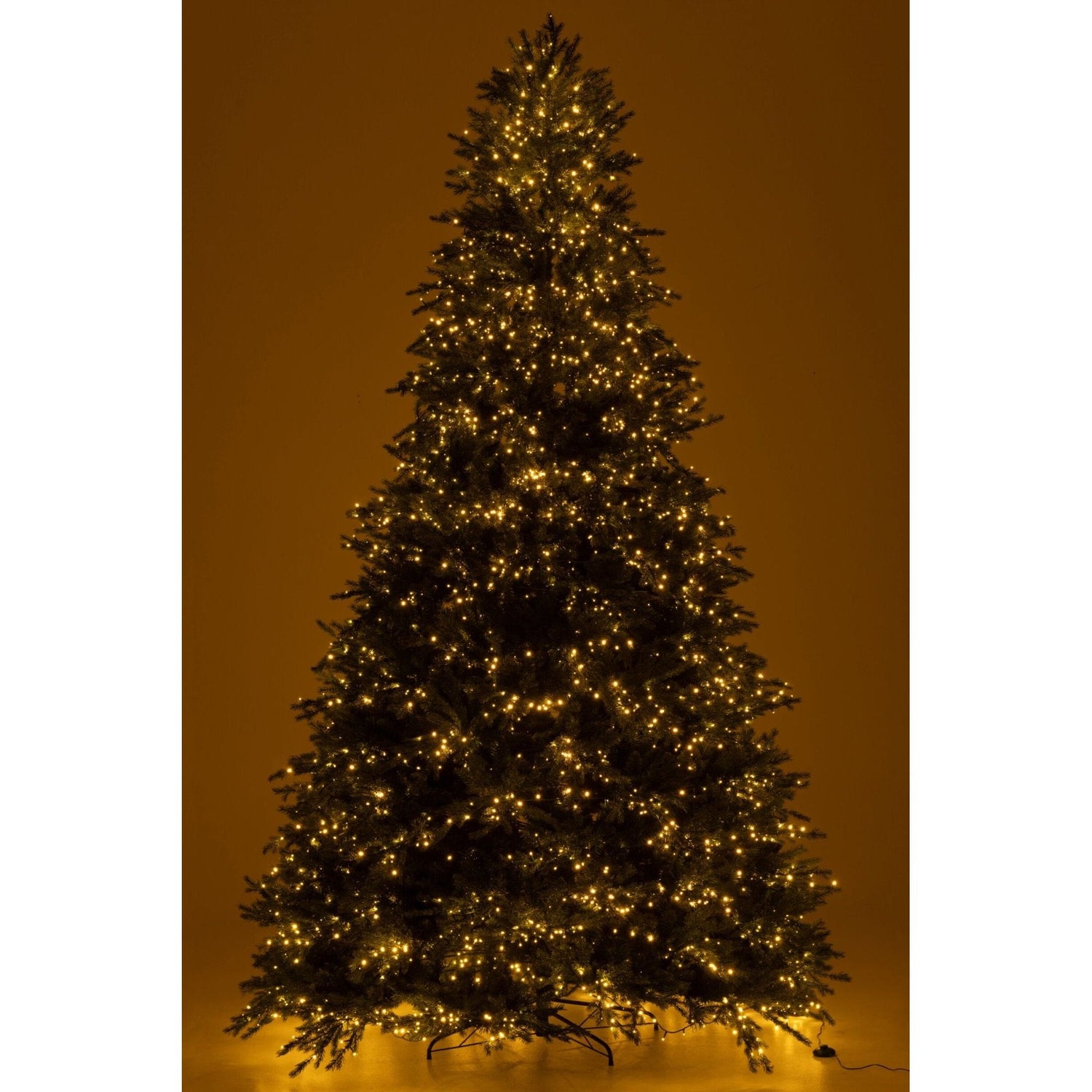 Kerstboom 4000 Led Kunstmatig Donkergroen Extra Large H325cm van J-Line, detail van de takken en afwerking