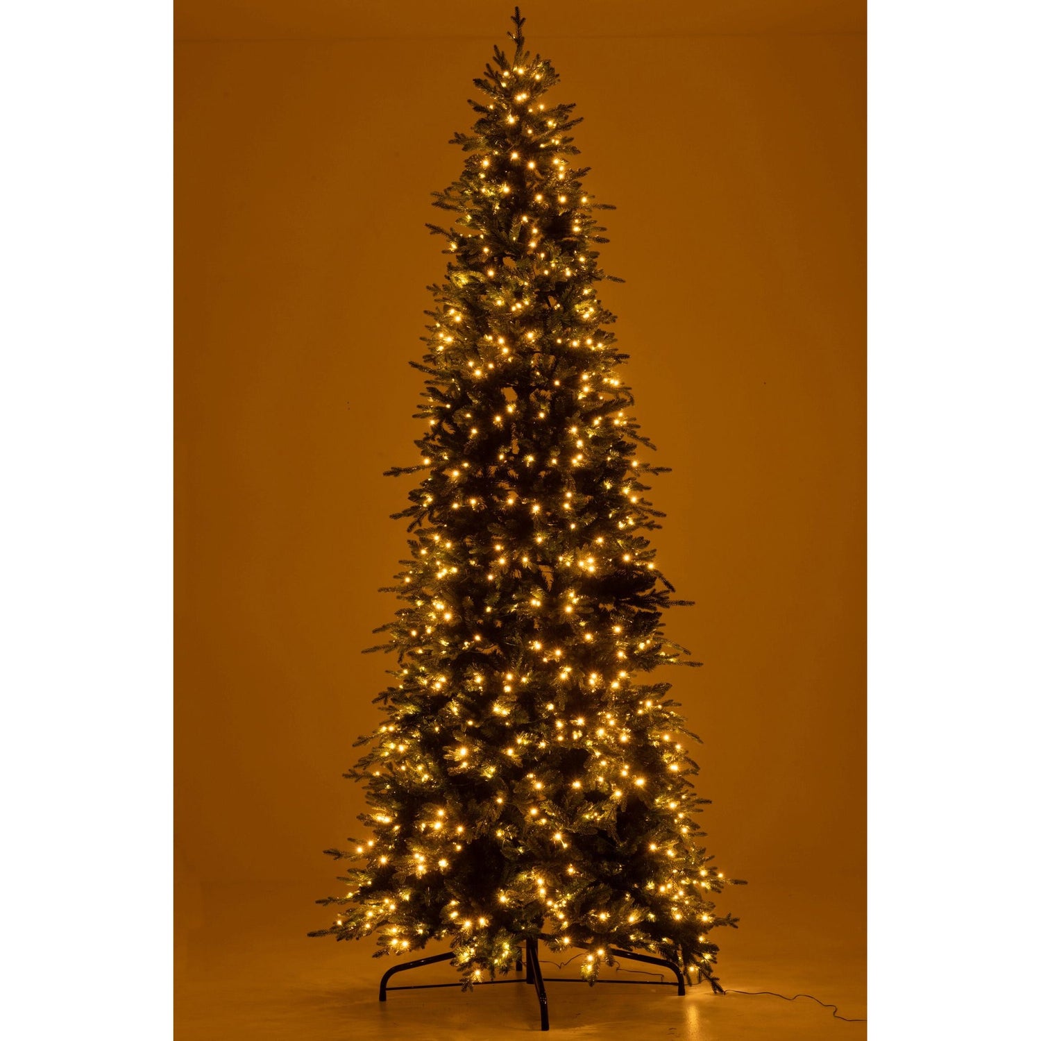 Kerstboom 900 Led Kunstmatig Donkergroen Large H320cm van J-Line, vanuit een andere hoek gefotografeerd