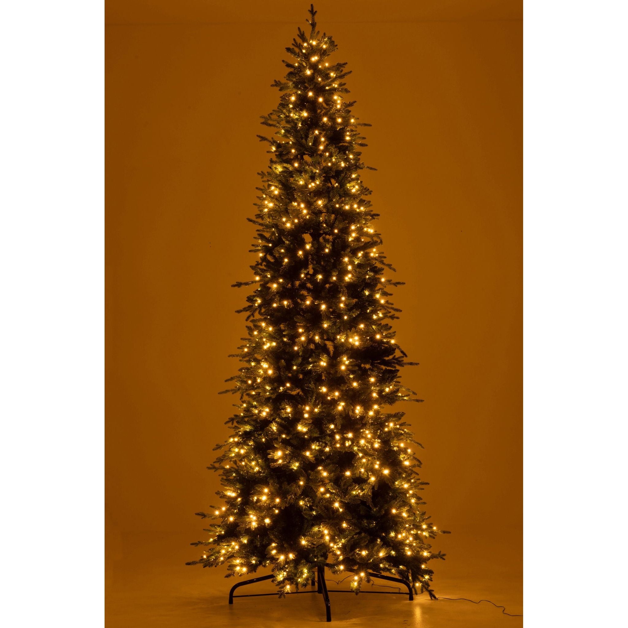 Kerstboom 900 Led Kunstmatig Donkergroen Large H320cm van J-Line, vanuit een andere hoek gefotografeerd