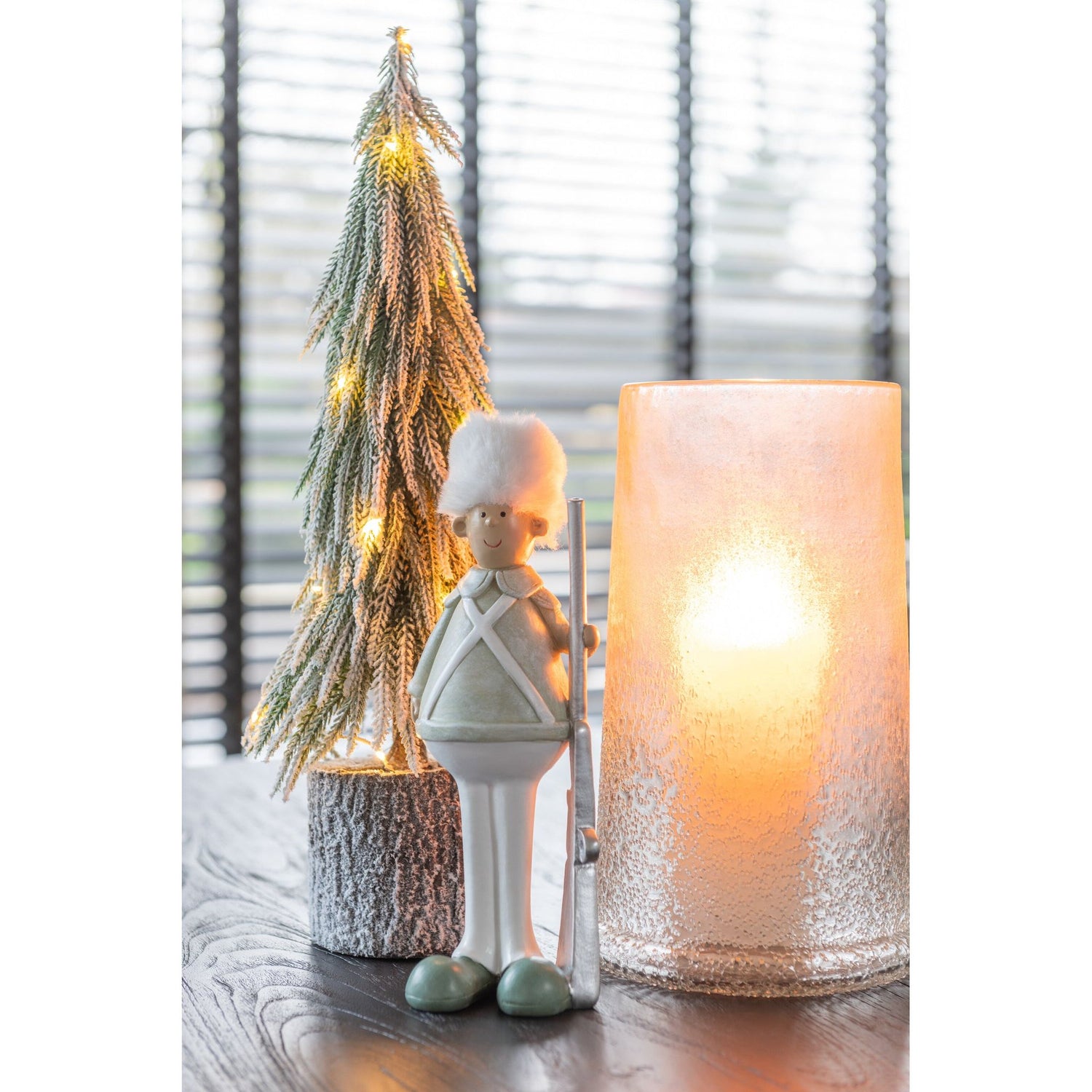 Kerstboom A+Led Kunststof Sneeuw Groen Medium H45cm van J-Line, in een feestelijk gestylede setting