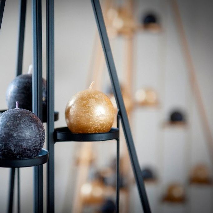 Kerstboom Formidable van Pomax, zwarte metalen kerstboom met brandende kaarsen als sfeervolle kerstdecoratie in huis