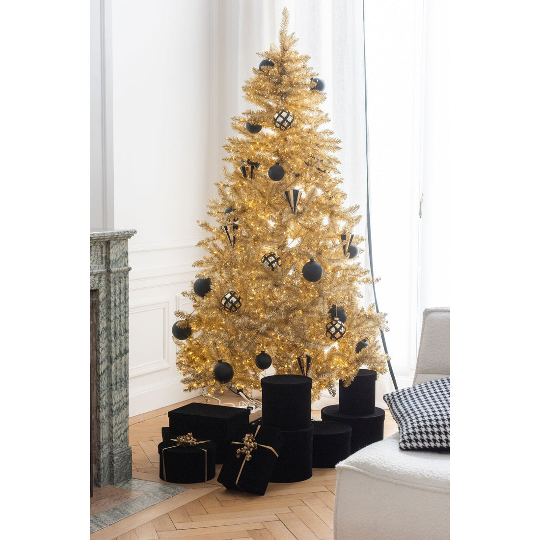 Kerstboom Kunstmatig Pvc Goudkleurig Medium H150cm van J-Line, vanuit een andere hoek gefotografeerd
