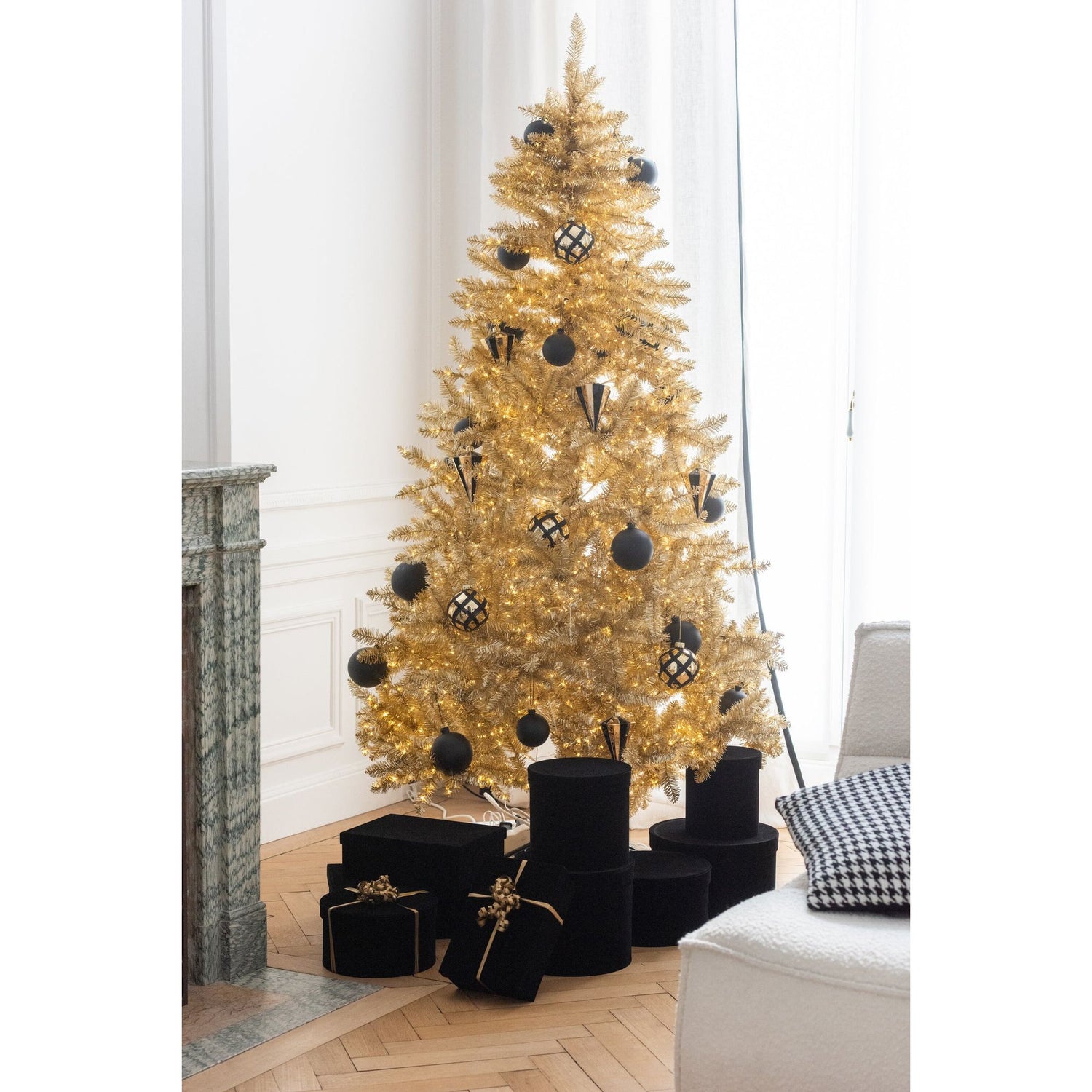 Kerstboom Kunstmatig Pvc Goudkleurig Medium H150cm van J-Line, vanuit een andere hoek gefotografeerd