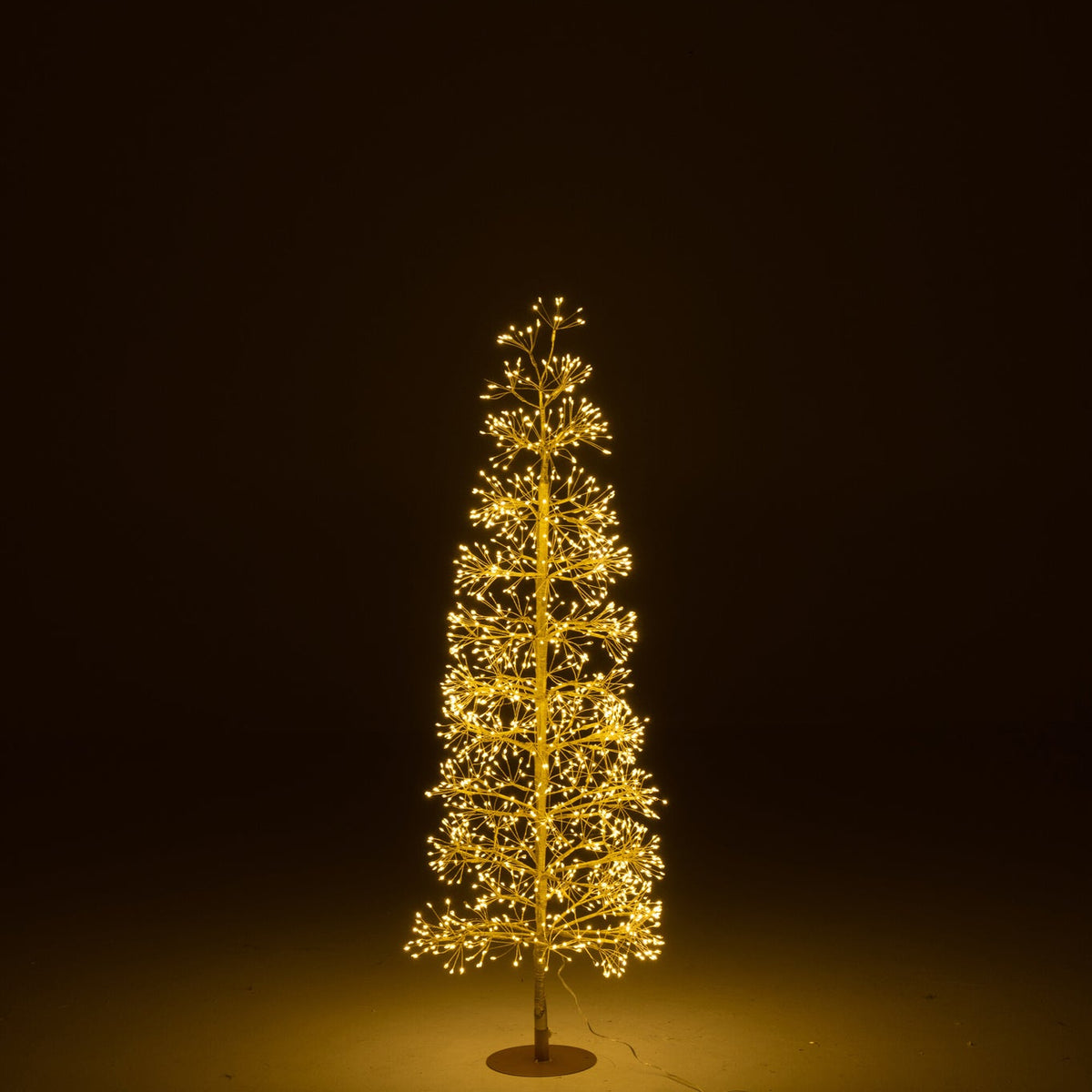 Kerstboom Led Goudkleurig Medium van J-Line, volledig zicht op de kegelvormige ijzeren constructie