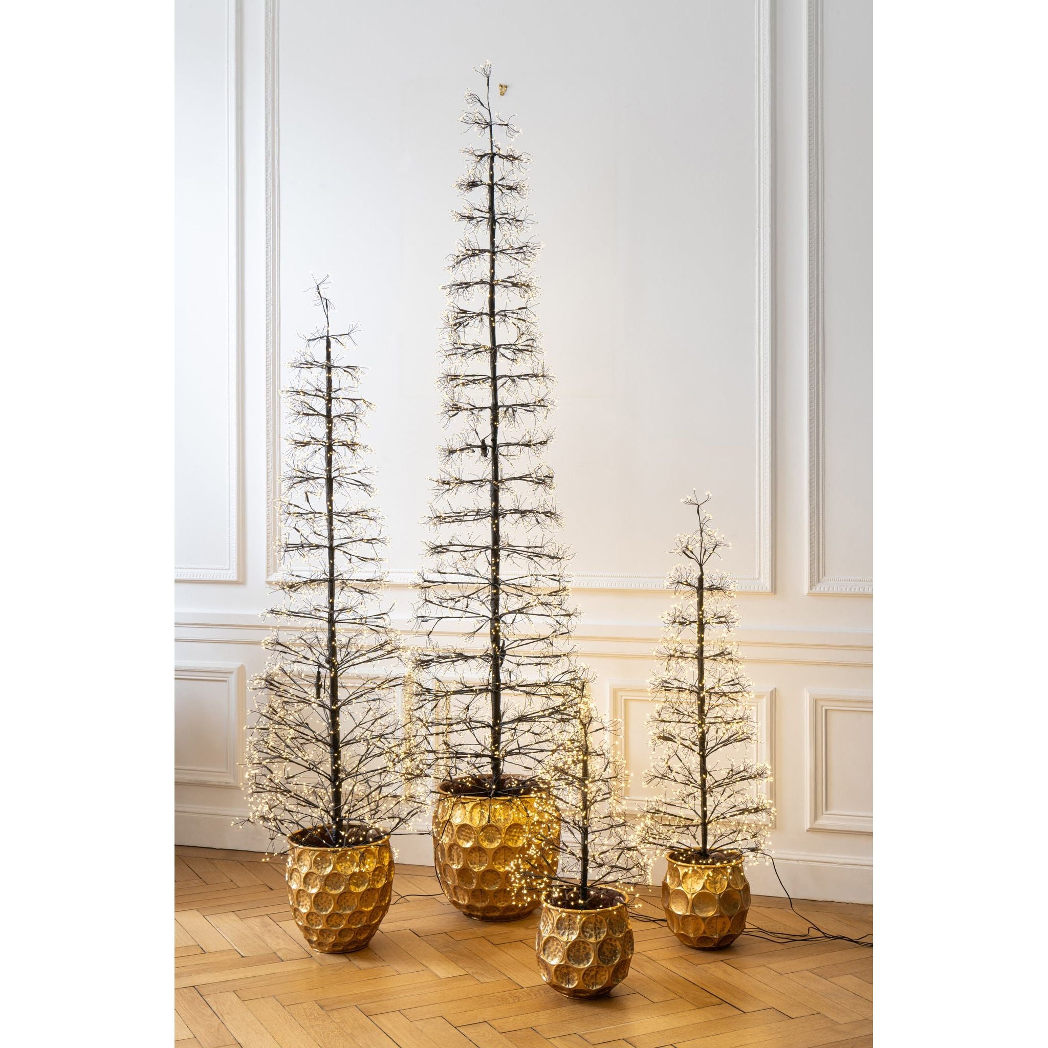 Kerstboom Led Warm Witte Lichten Ijzer Zwart Large H180cm van J-Line, zwarte kerstboom van ijzer, zijaanzicht van de boom