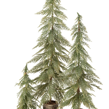 Kerstbomen op houten voet van J-Line in twee maten tegen een warme houten achtergrond