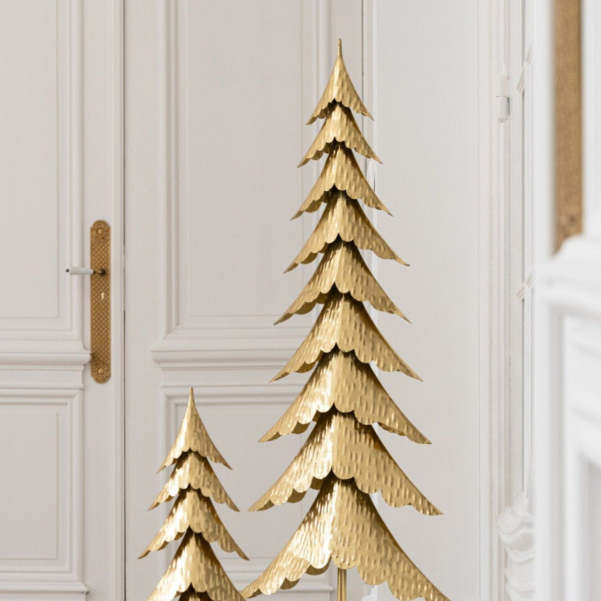 Grote gouden kerstboom op stam van J-Line gestyled in een woonkamer