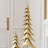 Grote gouden kerstboom op stam van J-Line gestyled in een woonkamer