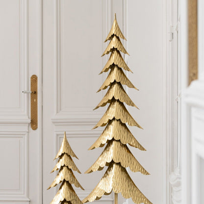Grote gouden kerstboom op stam van J-Line gestyled in een woonkamer