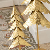 Gouden metalen kerstboom op stam van J-Line gestyled in een feestelijk interieur