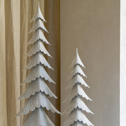 Grote witte kerstboom op stam van J-Line gestyled in een licht interieur