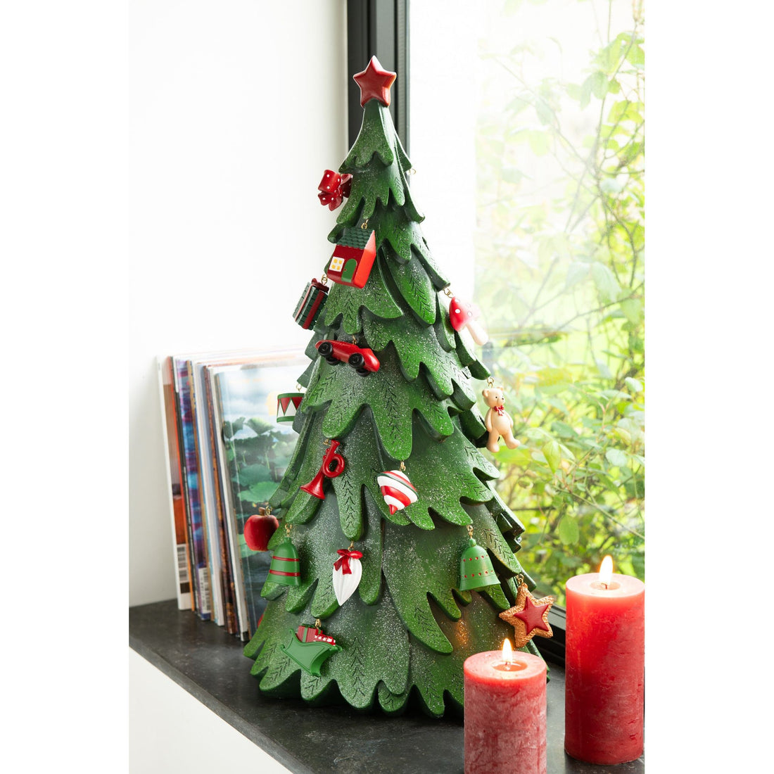 Kerstboom Ornamenten Resine Mix Large H63cm van J-Line, kleurrijke kerstboom van resine, volledig in beeld