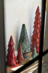 Kerstboom Stukken Large van J-Line, ander aanzicht van de rode boom uit losse houten stukken