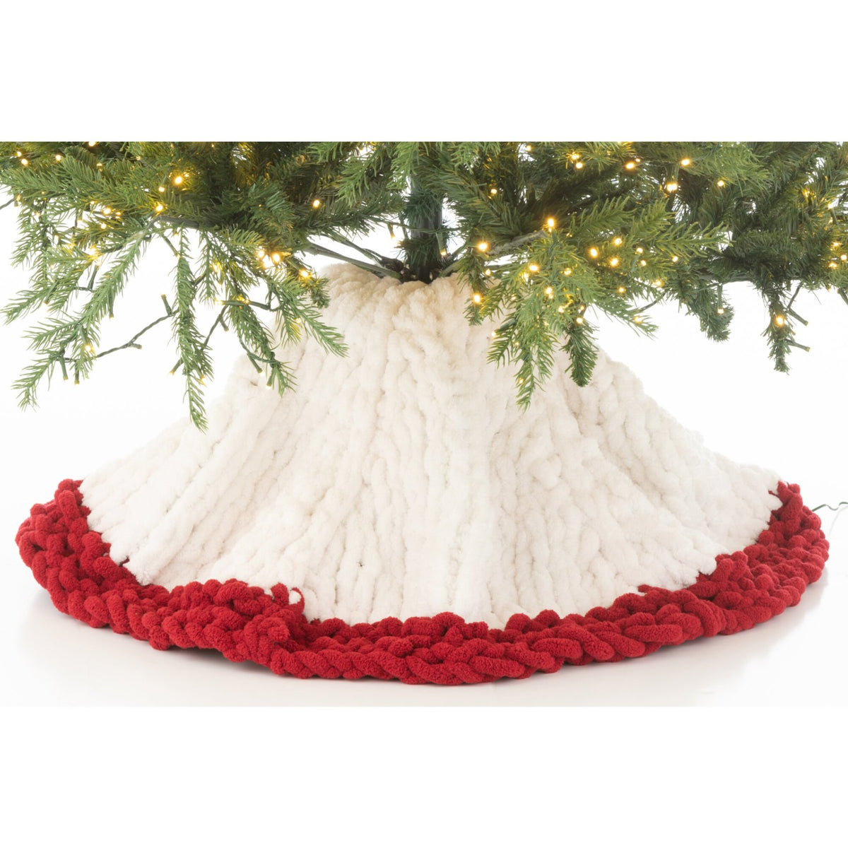 Kerstboomrok in wit en rood van J-Line met cadeaus eromheen
