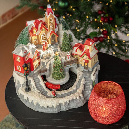 Kerstdorp Trein van J-Line, ander aanzicht van het veelkleurige polyresin kerstdorp