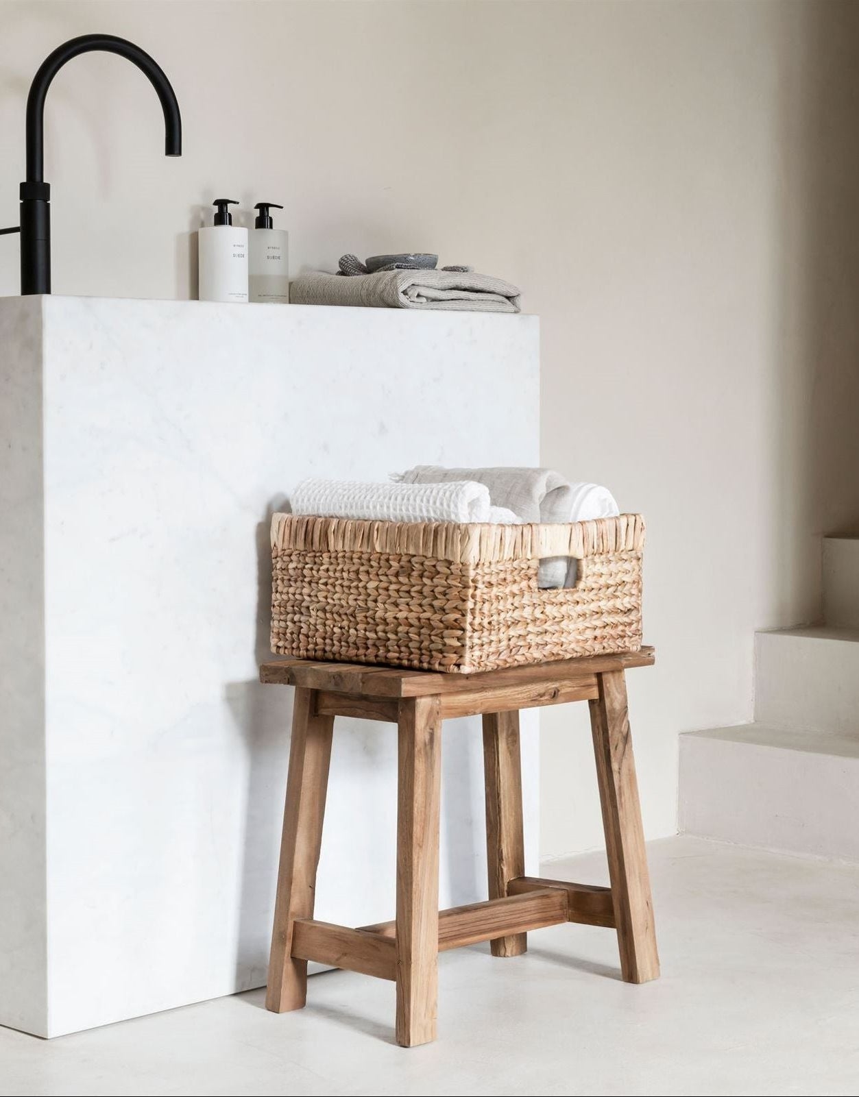 Close-up van de afwerking en de randen van Kruk Easy van MUST Living