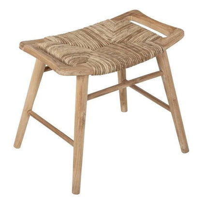 Kruk Rex van MUST Living, teakhouten frame met geweven abaca zitting, volledig in beeld