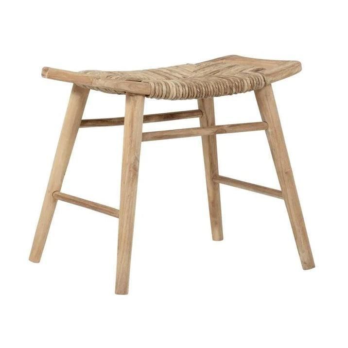 Kruk Rex van MUST Living in een interieur, gebruikt als bijzettafel naast een stoel