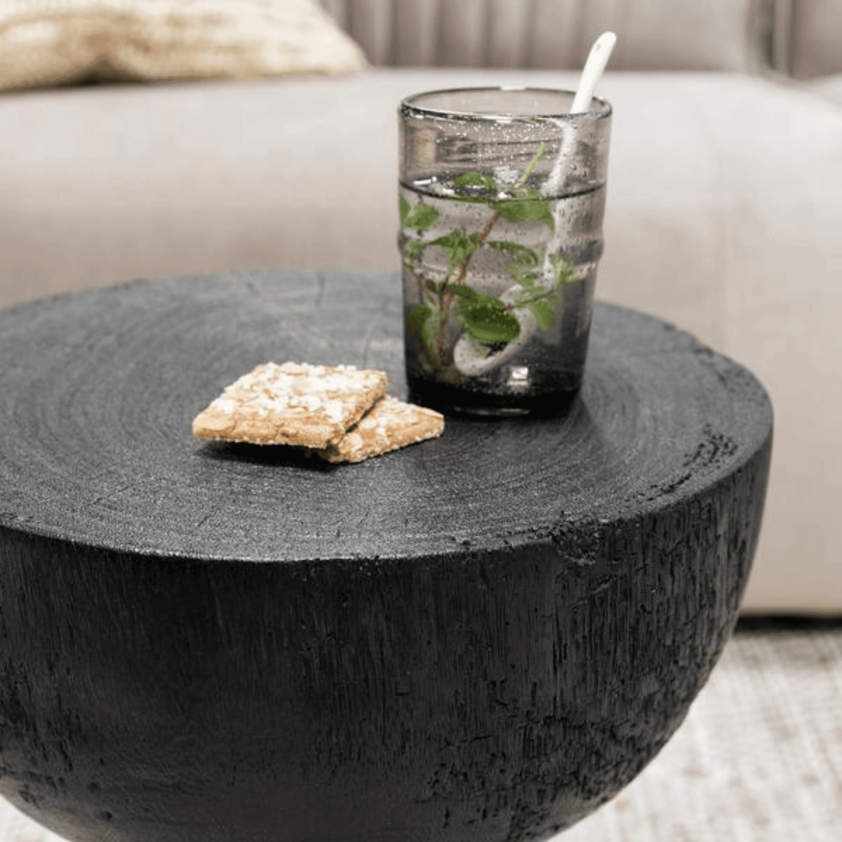 Kruk Trophy van MUST Living van bovenaf, zwarte zitting met zichtbare houtnerf
