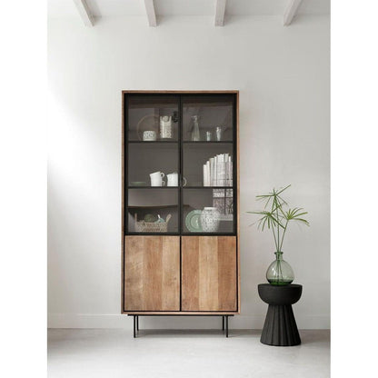 Kruk Trophy van MUST Living gebruikt als bijzettafel naast een fauteuil